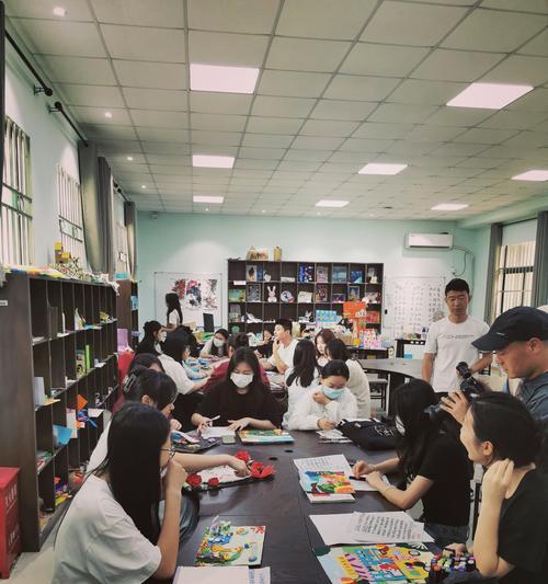 她的校园生活（探秘丰富多彩的校园生活）