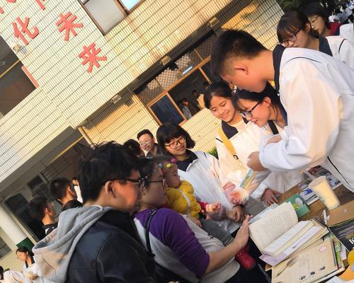 奉献的快乐（用心去帮助他人，让生活更加美好）