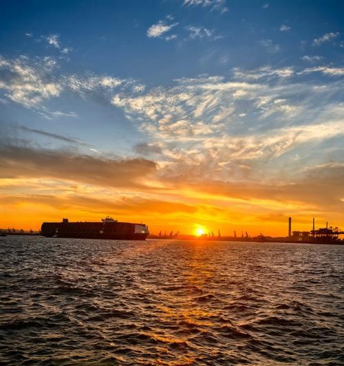 夕阳下的爱情（那个夏天，我和你的初恋）
