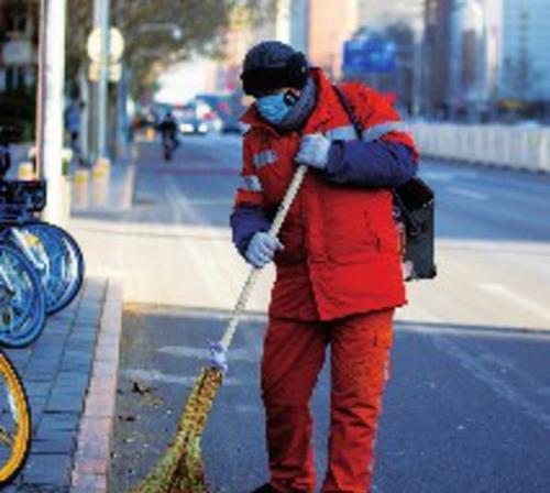 奉献的清洁工人（从垃圾桶到人心桥梁，他们用汗水换来一份温暖）