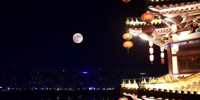 珍爱）。他静静地坐在长椅上